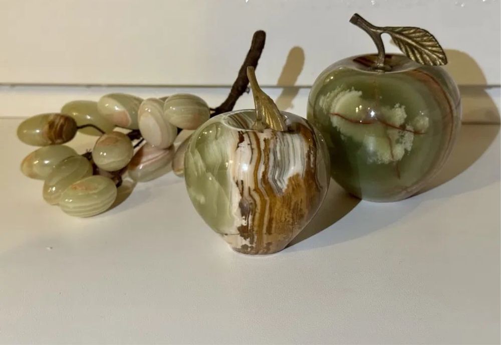Яблоко виноград статуэтка из натурального камня оникс
