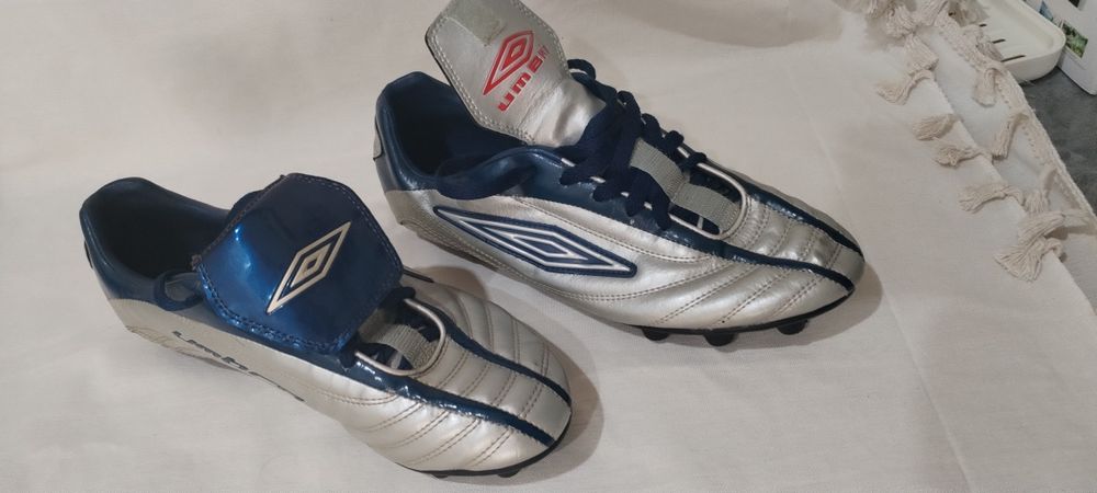 Chuteiras umbro novas
