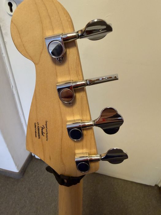 Gitara basowa Squier Bronco z pokrowcem, nowe struny, wyregulowany