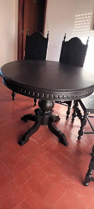 Conjunto de mesa e 6 cadeiras