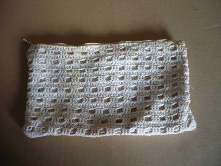 Estojo branco de croché