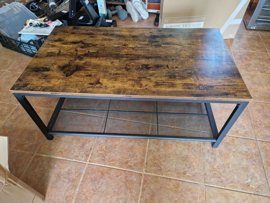 Mesa de metal com tampo de madeira