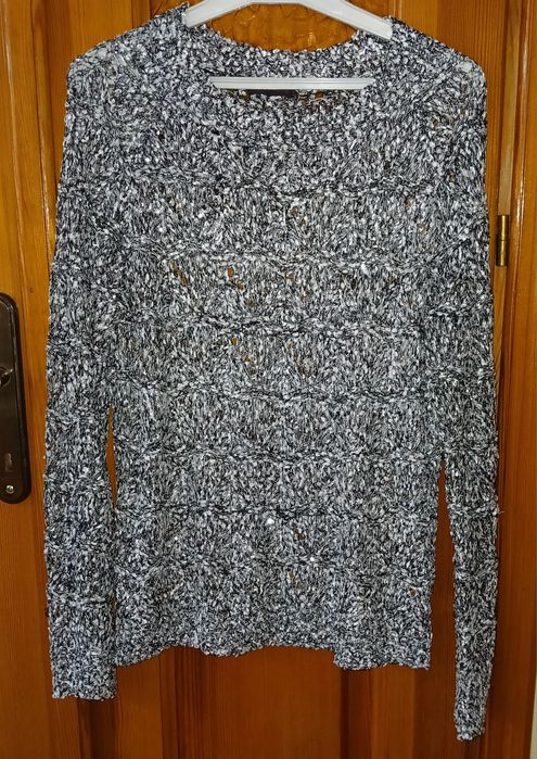 Sweter "sznurkowy" z cekinami.