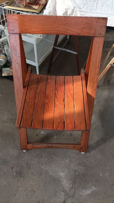 Cadeira em madeira maciça envernizada