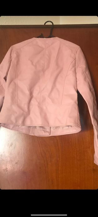 casaco de couro rosa com etiqueta