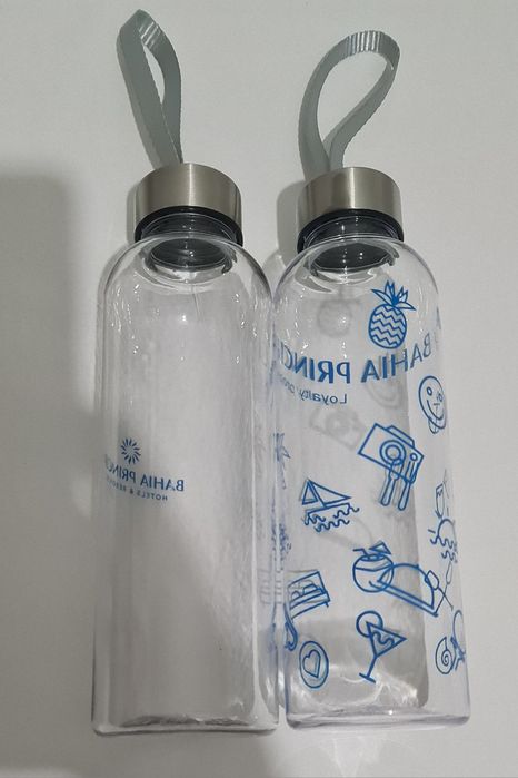 Garrafas.  Plástico duro.  Novo