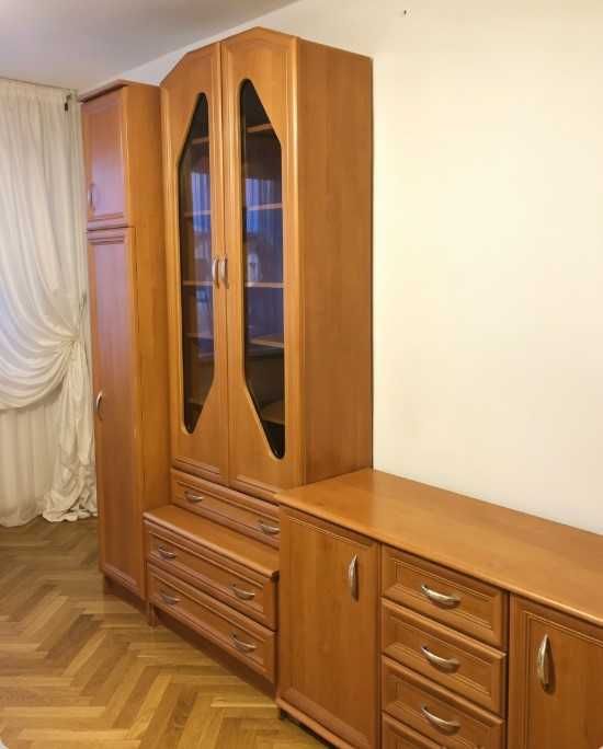 Wolnostojąca gablotka i szafa podwójna