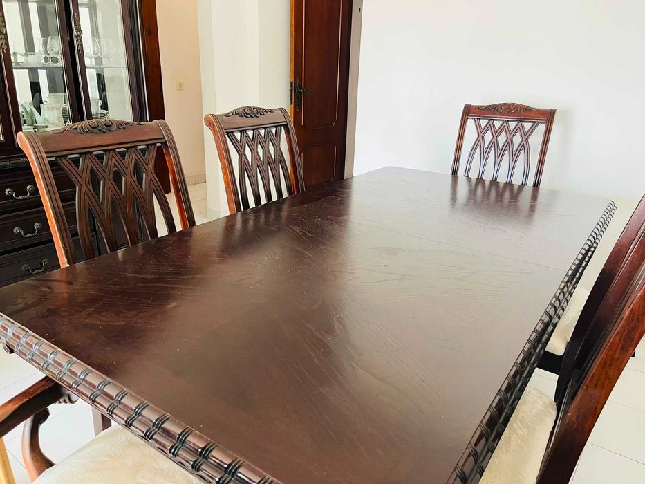 Vendo Mobília de Sala de Jantar Completa em madeira maciça (Antiga / Estilo Clássico)