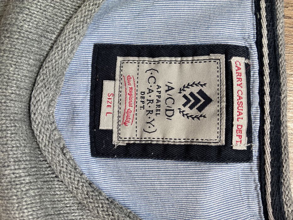 Sweter damski Carry z półokrągłym dekoltem Dwa paski na rękawie Carry Casual dept