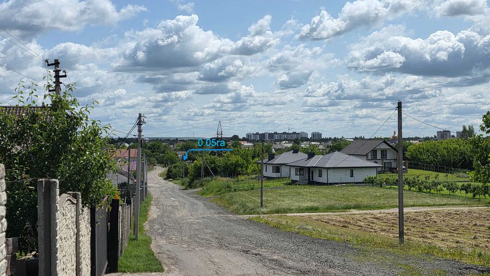 Ділянка у місті з фундаментом.