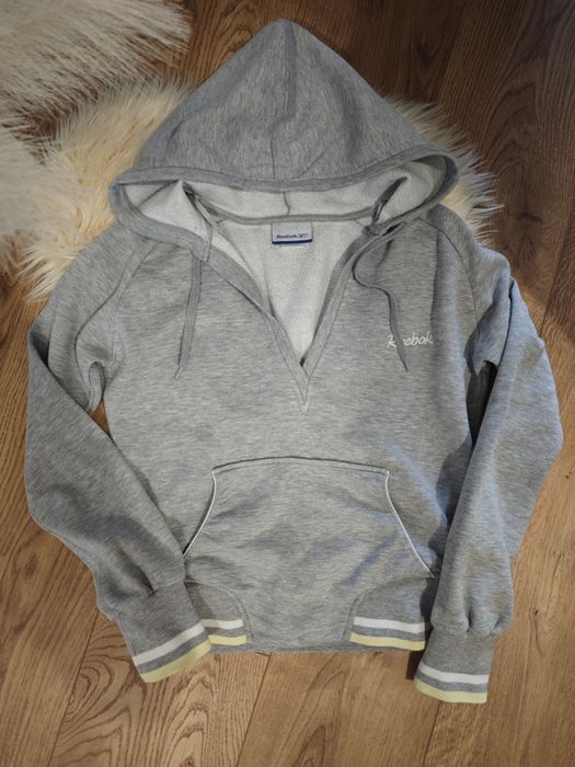 Szara bluza z kapturem Reebok. Modna viralova