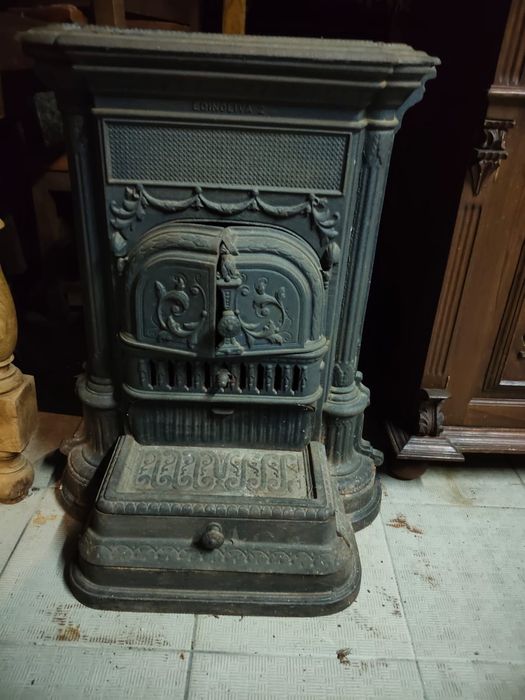 Salamandra antiga em ferro fundido