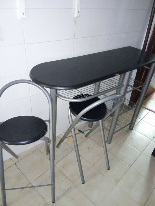 Mesa + 2 cadeiras