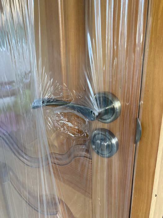 Нові деревʼяні двері в туалет та ванну, з ручками, навісами та лиштвою