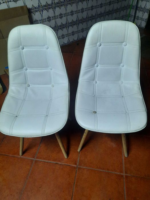 Duas cadeiras em pele branca