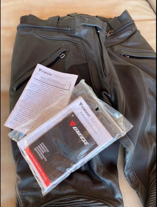 Calças Dainese em couro