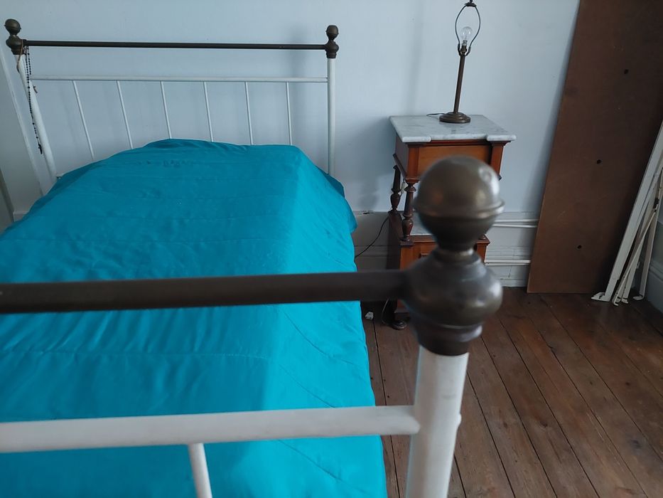 Cama de ferro corpo e meio