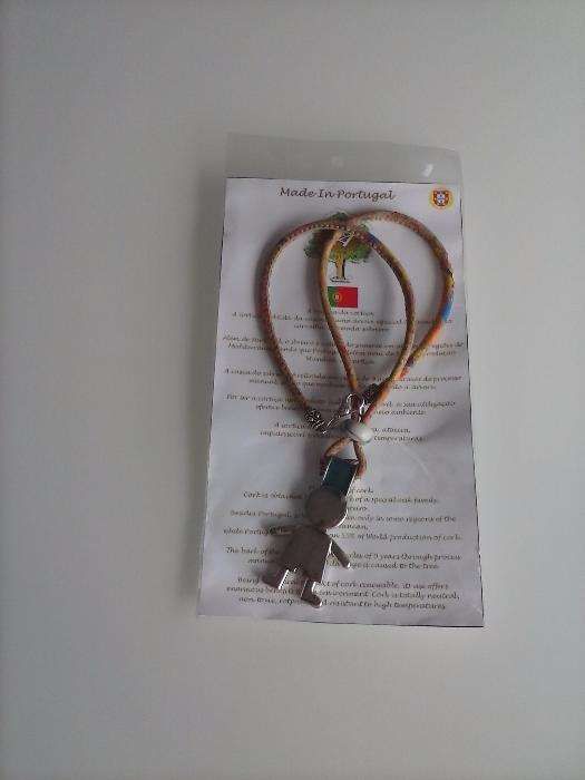 Colar em cortiça com boneca