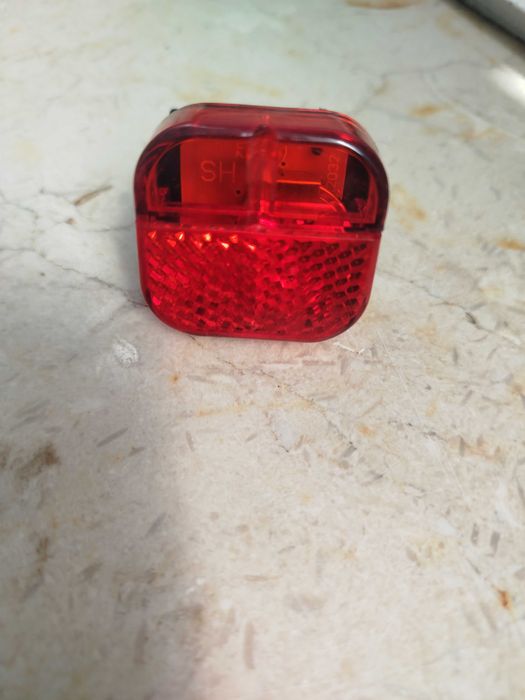Luz traseira para bicicleta ou trotinetes.