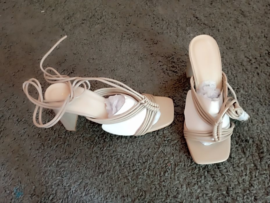 Buty, Sandałki wiązane na słupku Beżowe rozm 6 (39) Prettylittlething