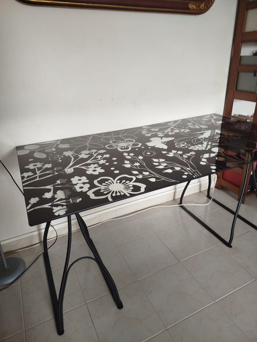 Mesa em vidro com motivos