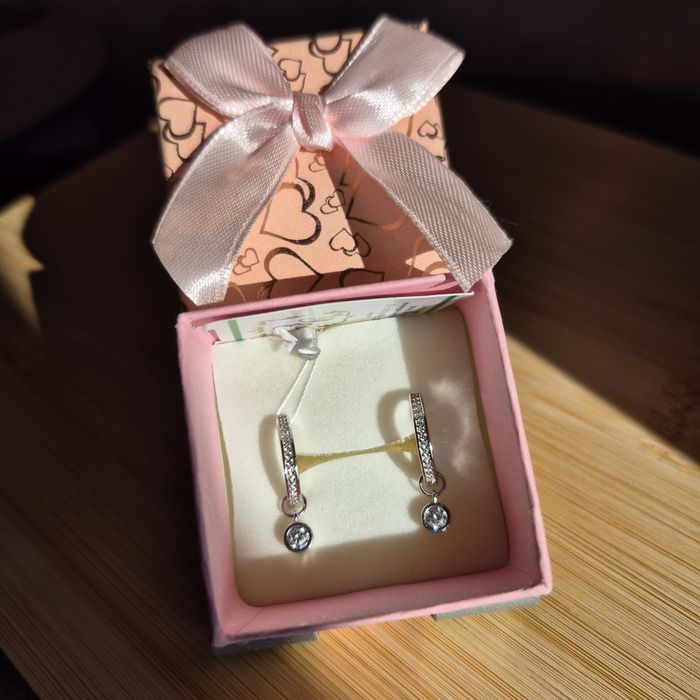 Срібні сережки-кільця з підвіскою та фіанітами