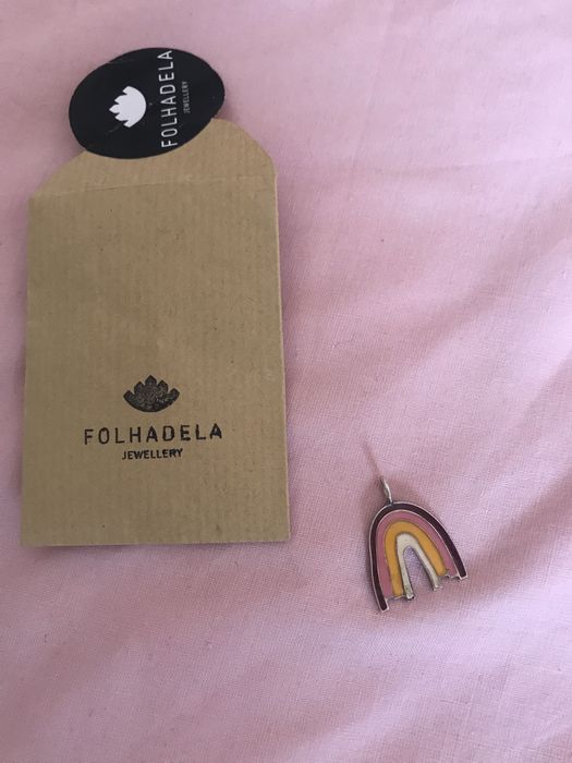 Pendente arco-íris da marca FOLHADELA