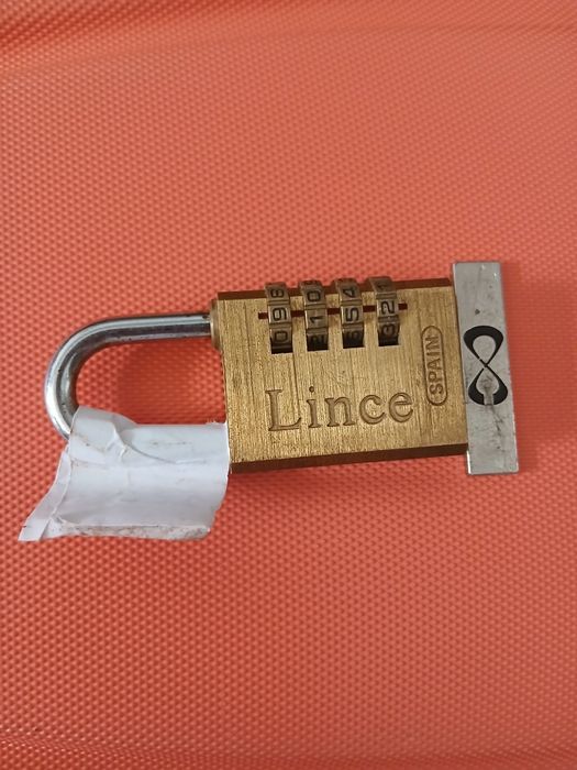 Ofereço em compra da mala o cadeado, foi usada duas vezes esta nova.