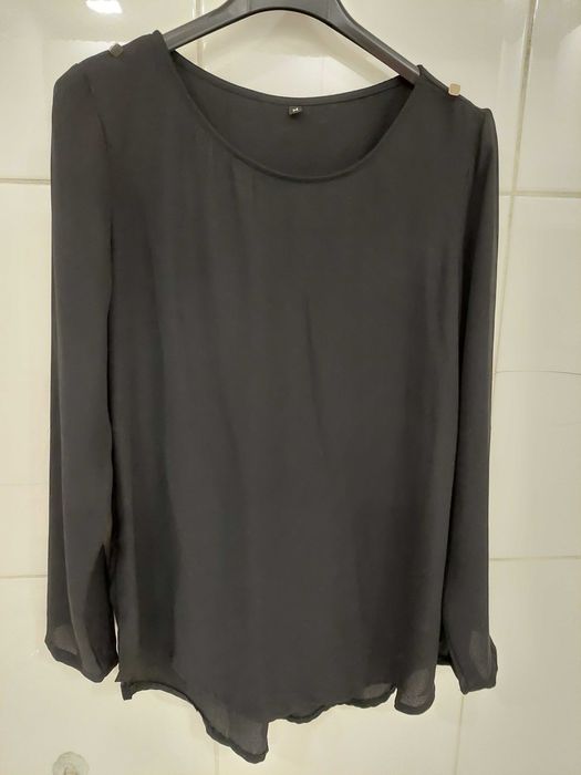 Túnica preta em tecido fluido