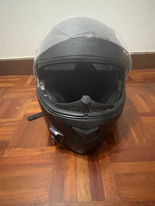 Casaco, capacete e luvas para mota