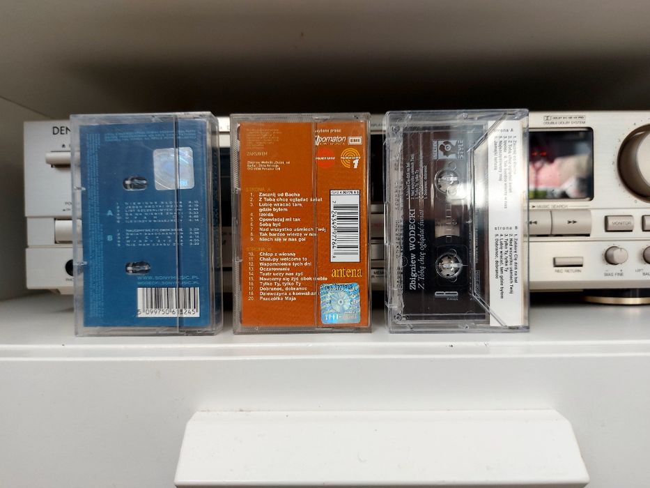 Kasety audio Zbigniew Wodecki obok siebie Zacznimy od Bacha hologramy