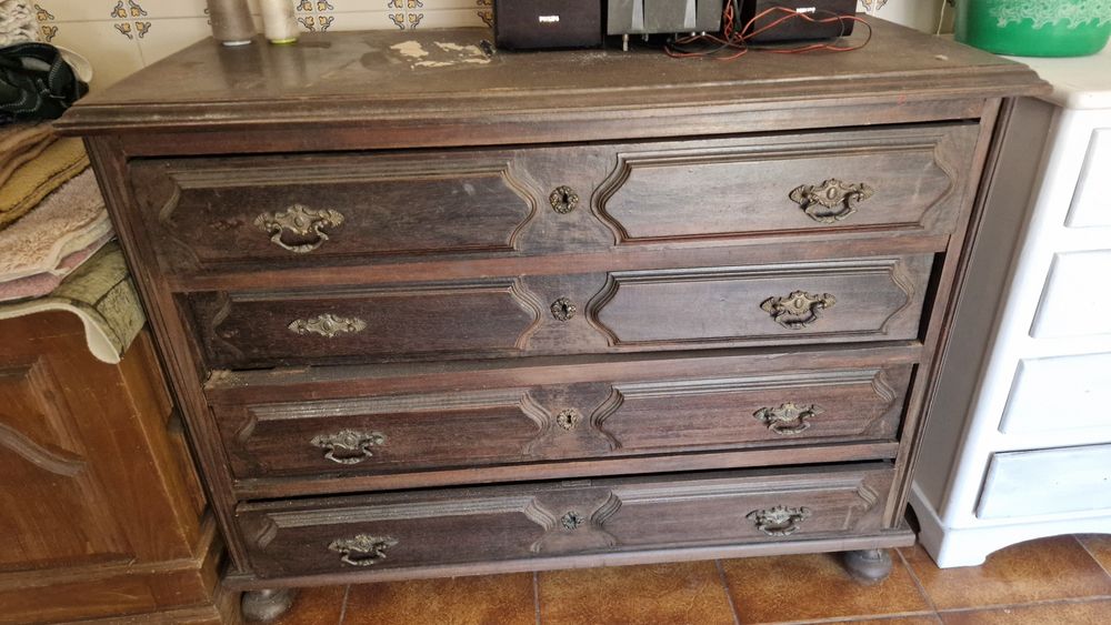 Cómoda em madeira maciça