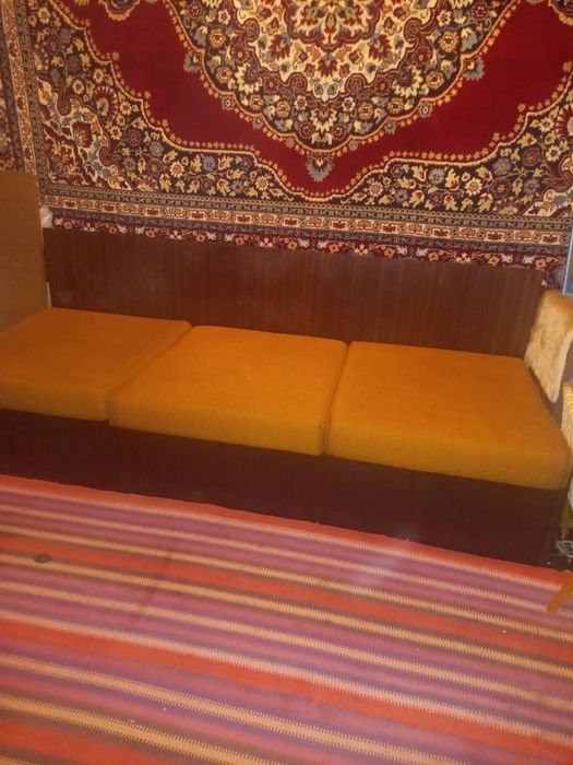 Диван з подушками