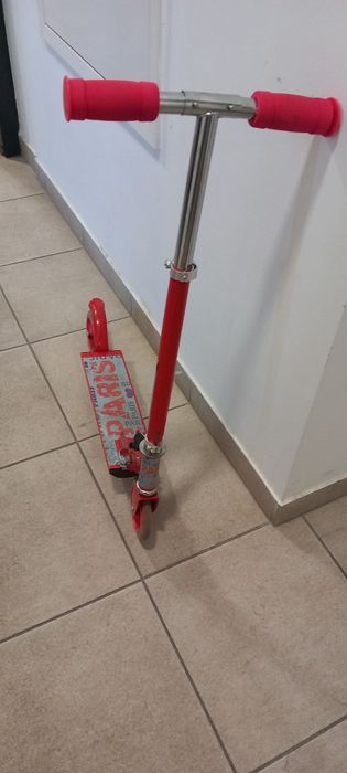 Hulajnoga świecącą jak nowa