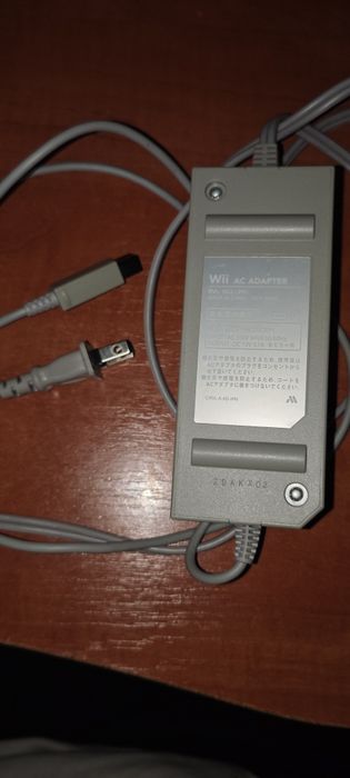 Продам приставку Nintendo Wii (японська версія) з грою та джойстиками.