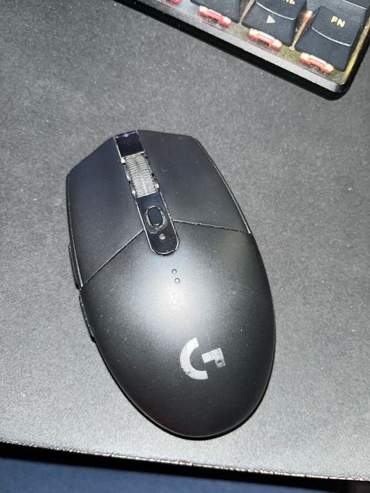 Computador com monitores, teclados e ratos