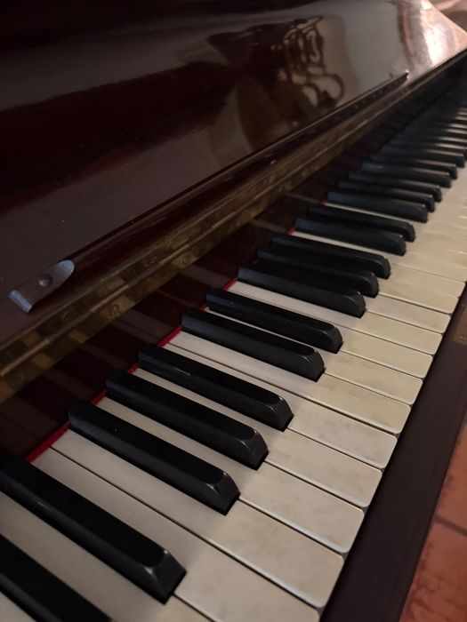 Piano Vertical PLEYEL LYON & CIE com Candeeiros