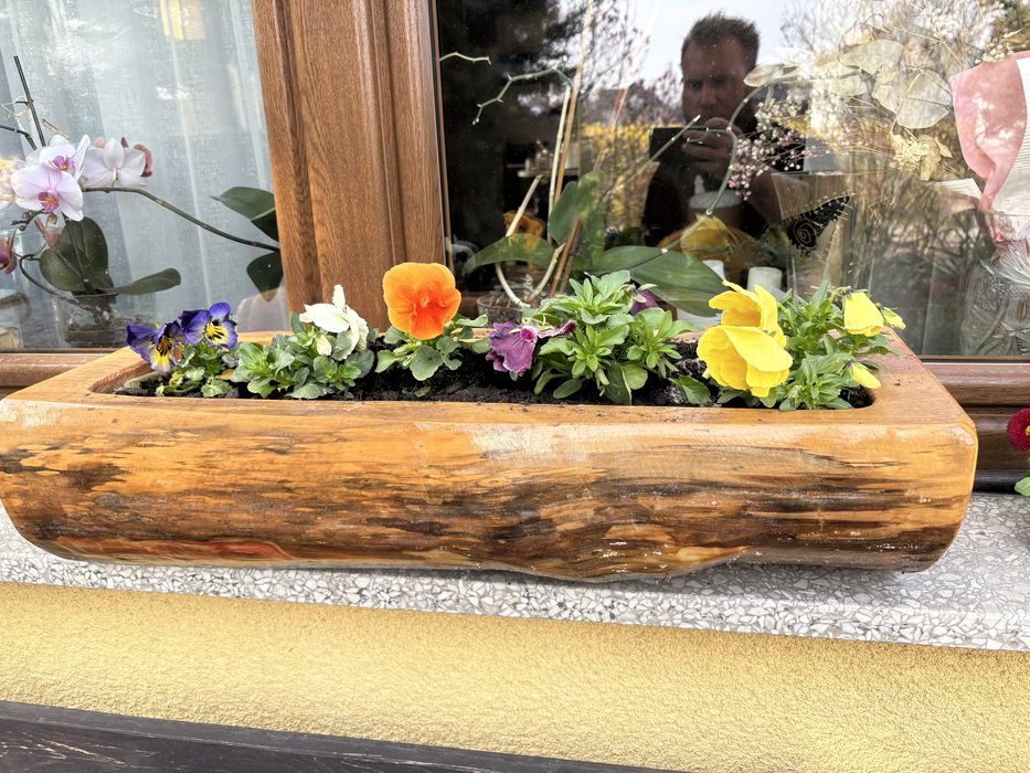Drewniana donica na kwiaty
