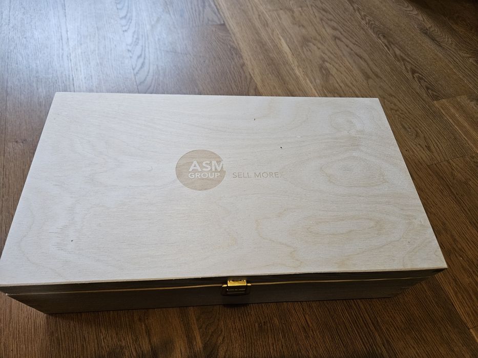 Skrzynka ze sklejki z przegrodą