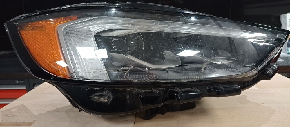 Regeneracja i naprawa  reflektorów samochodowych