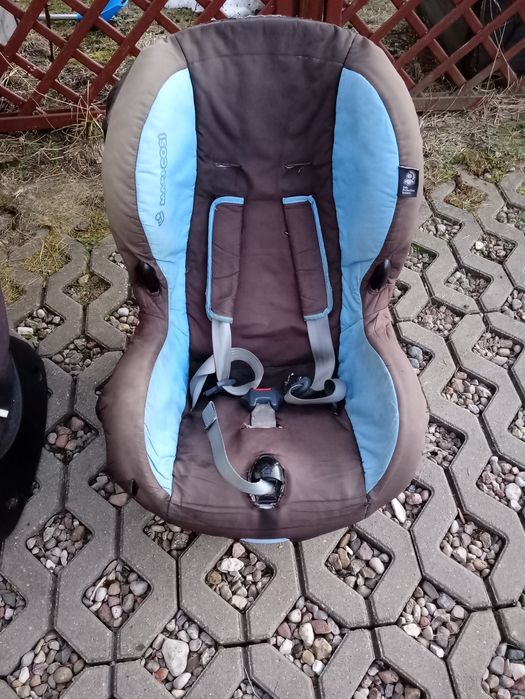 Fotelik samochodowy dla dziecka.