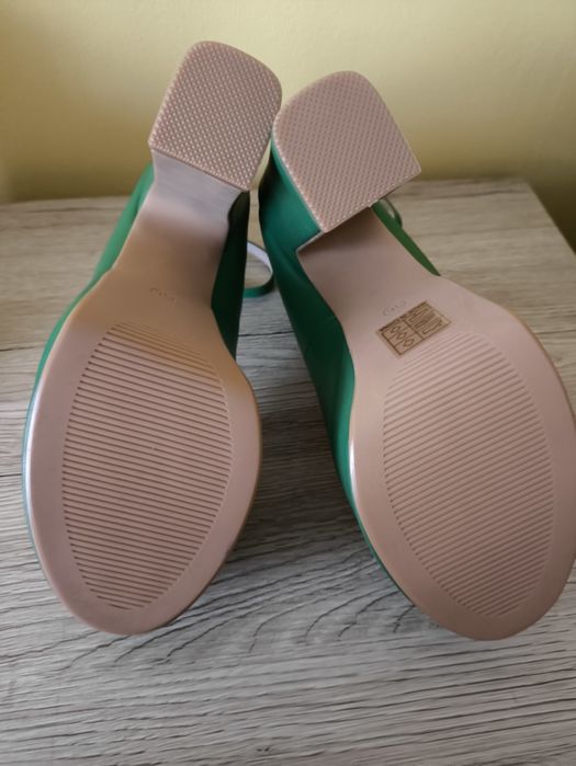 Buty czółenka na platformie słupku