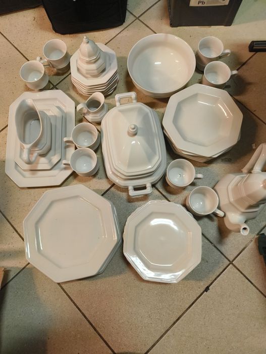 Zestaw z białej  porcelany obiadowy
