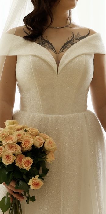 Мінімалістична весільна сукня