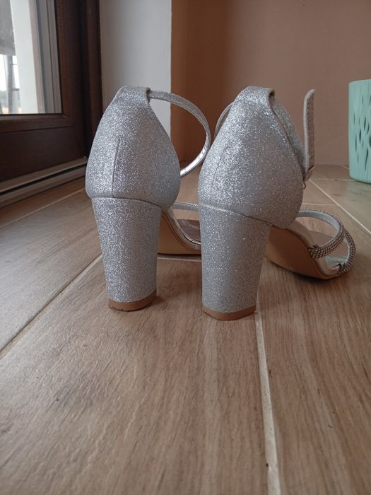 Sandały na słupku r. 38