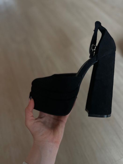 Туфельки на підборах