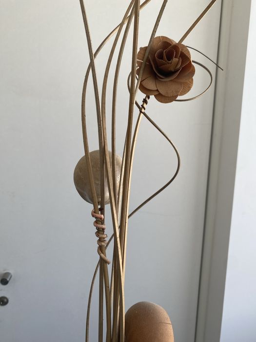 Vaso decorativo alto com arranjo seco