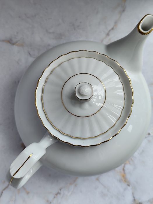 Порцеляновий чайник