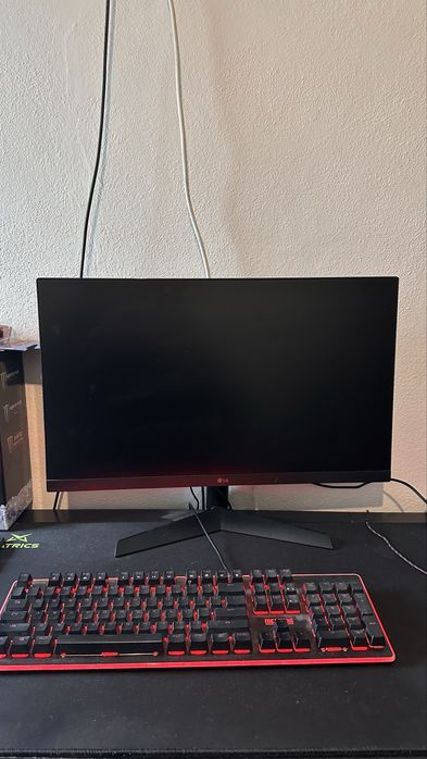 Monitor e cadeira gaming