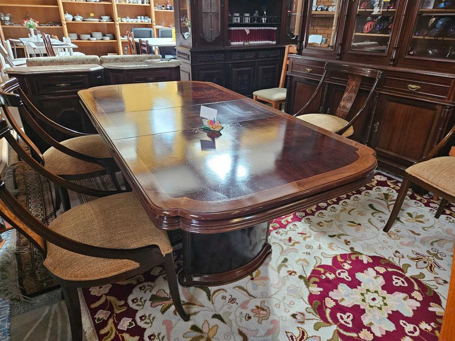 Mesa de sala - extensível - Algumas manchas no tampo - Só a mesa as cadeiras são à parte